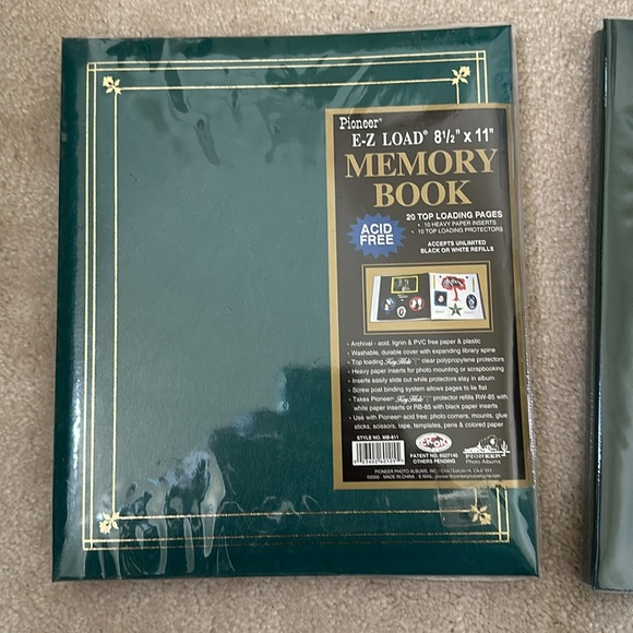 NEW: 2 scrapbooks, 4 kits of jumbo cut-out scrapbook pages and free paper pizazz - Picture 5 of 16